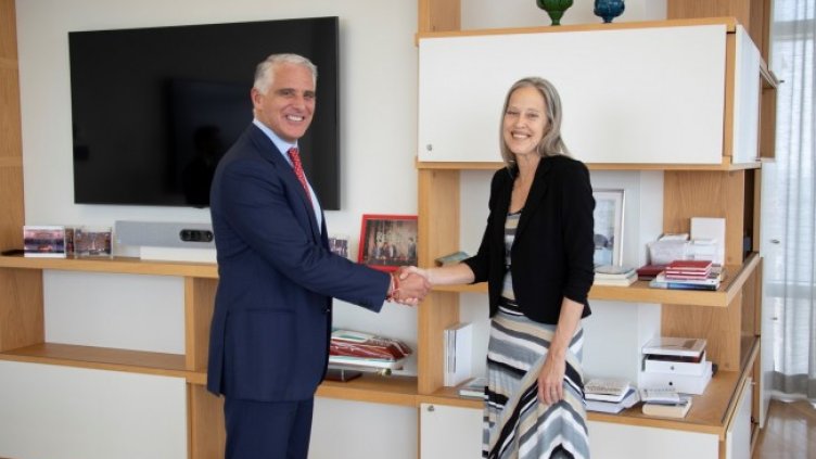 Андреа Орчел, главен изпълнителен директор на УниКредит, и Уенди Коп, главен изпълнителен директор и съосновател на Teach for all