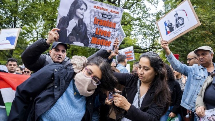 Много хора в Иран протестират след смъртта на младата иранка, арестувана от  Нравствената полиция. Снимка: БГНЕС