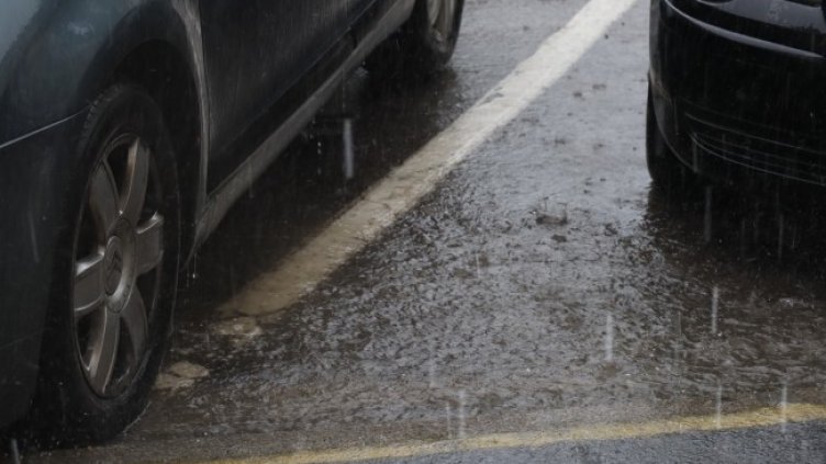 Валежите стигат до Източна България, идва хладен въздух