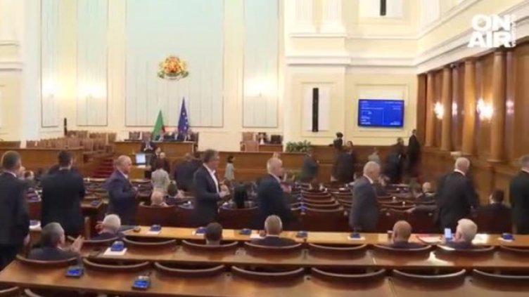 Хартиената бюлетина раздели парламента