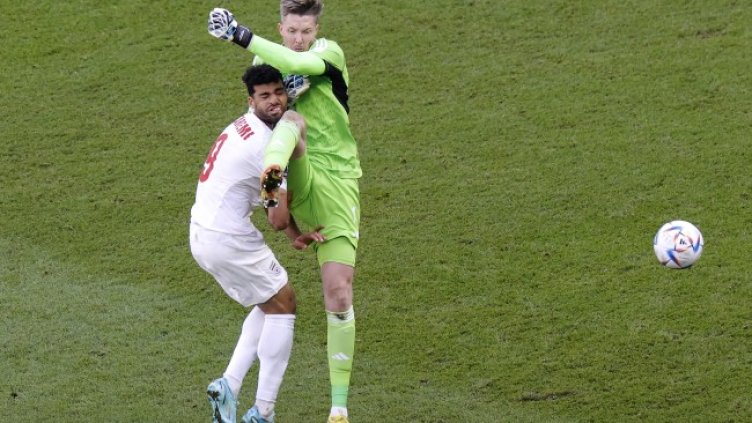 Хенеси бе изгонен при този сблъсък извън наказателното поле. Снимка: БГНЕС/EPA