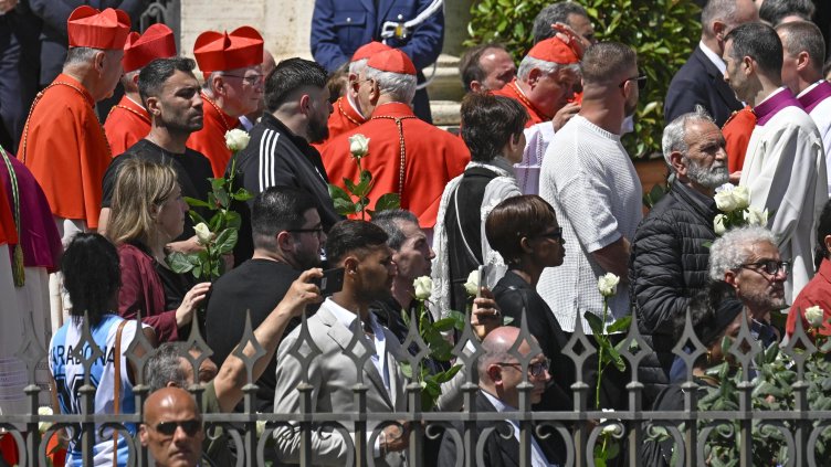 Бедни и нуждаещи посрещнаха ковчега на папа Франциск в "Санта Мария Маджоре"