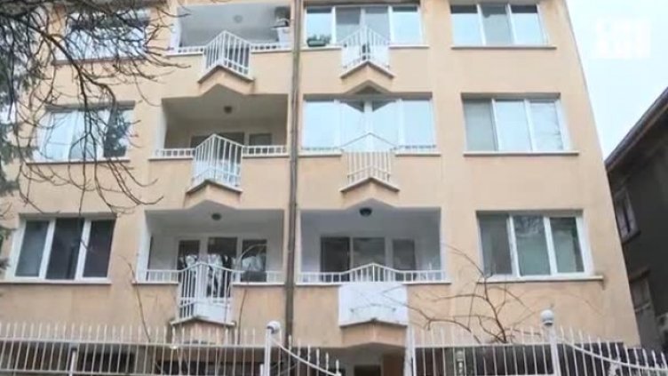 Психично болен мъж тормози цял квартал, плаши с ножове