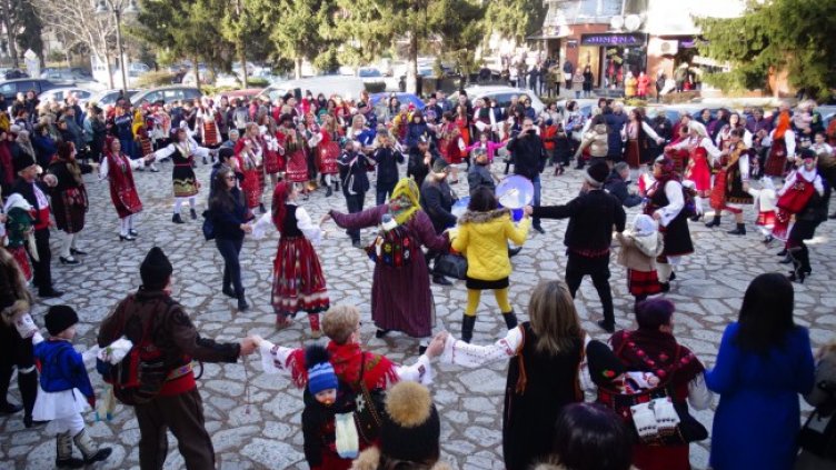 В Разлог отбелязват празника с "бабино хоро". Снимка: БГНЕС