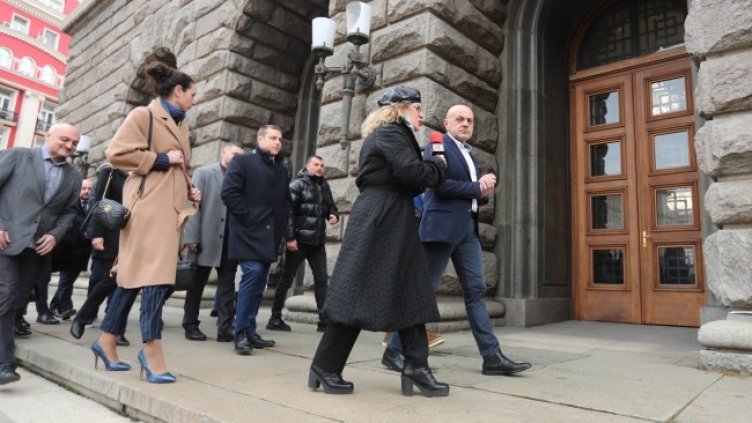 ГЕРБ се регистрира за вота, Дончев: Отиваме на изборите за победа