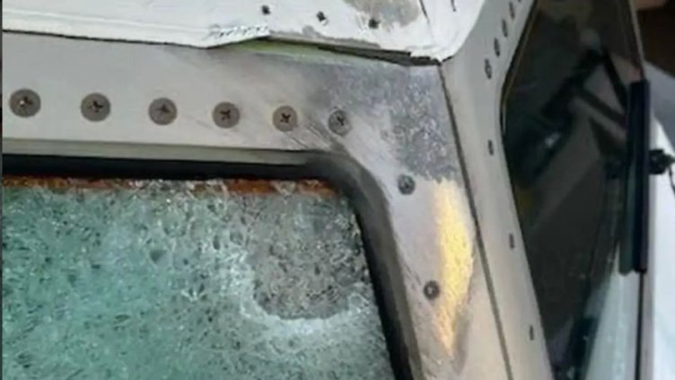 Мистериозен обект разби предното стъкло на Boeing 737, пилотът е ранен 