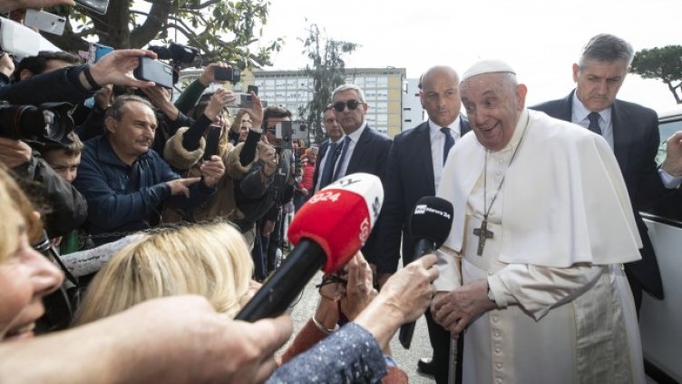 Папата бе в добро настроение при изписването си. Снимка: БГНЕС/EPA