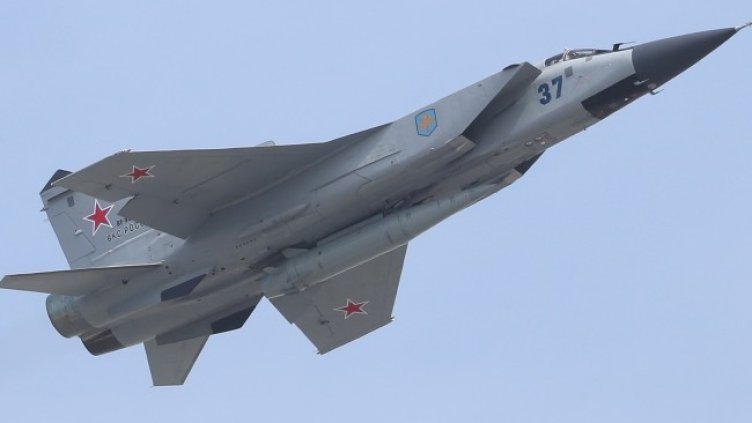 Руски изтребител МиГ-31 с ракета "Кинжал". Снимка: архив, БГНЕС