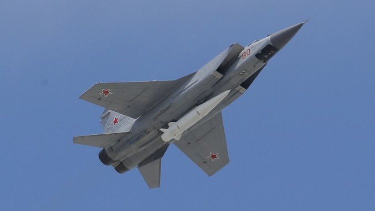 Изтребител МИГ-31 с ракета "Кинжал". Снимка: БГНЕС/EPA