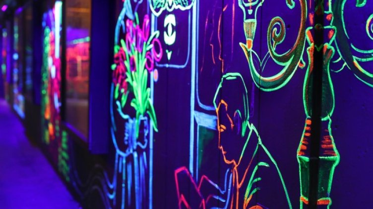 В кадър: Софийски подлез "грейна" изрисуван с неонови бои