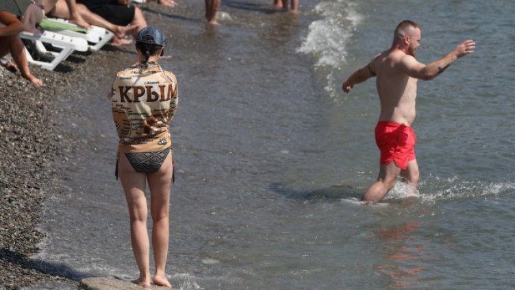 В кадър: На море в Крим по време на война