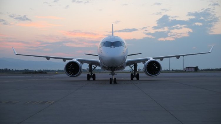 Вторият модерен самолет Airbus A220-300 на "България Еър" пристигна в София