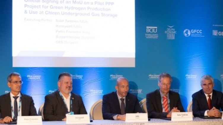 От ляво надясно: Паоло Гафури, директор цялостни енергийни решения, Pietro Fiorentini (Италия); Чад Бригс, вицепрезидент и генерален мениджър на Honeywell (САЩ); Калин Пешов, председател на Управителния съвет на Главболгарстрой Холдинг; Ханс Дрент, вицепр