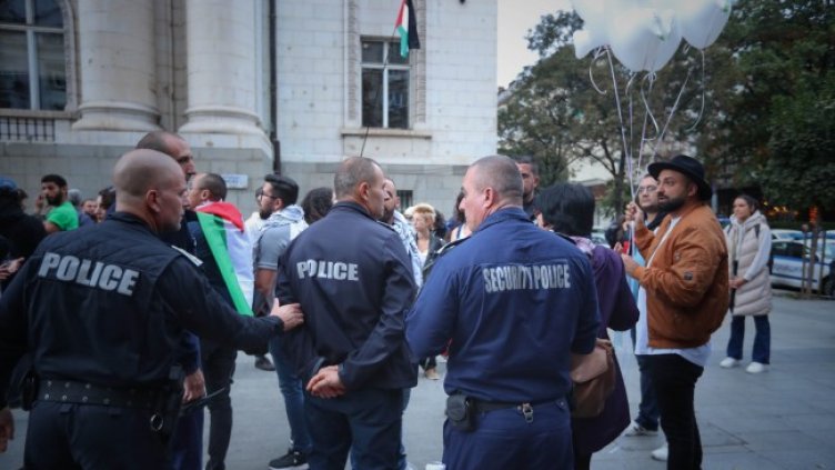 Спряха мирен протест в подкрепа на палестинците пред Съдебната палата 