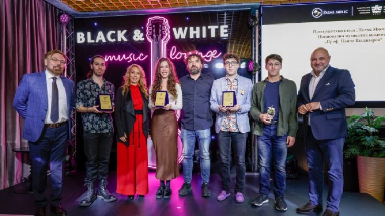 Мило Борисов, Данаил Видински, Роси МакКий, Ана Родригез, Петър Дундаков, Любомир Коцев, Емир Ахмед и проф. д-р Сава Димитров. Снимки: Palms Music