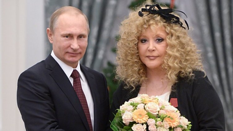 Преди близо 10 години Путин се снимаше с Пугачова. Снимка: БГНЕС/ЕРА