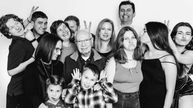 Кирил Петков посрещна празниците със семейството си в Канада. Снимка: Facebook/Linda Petkova