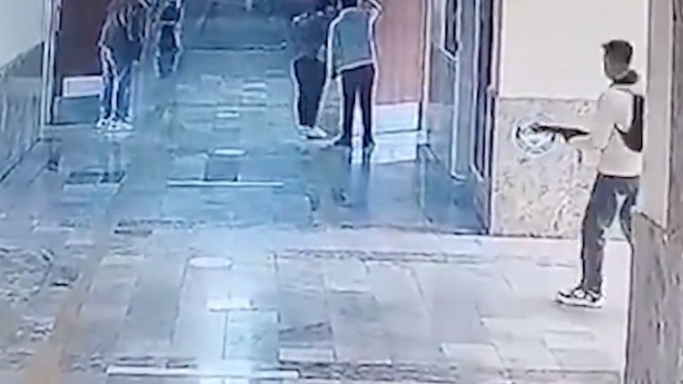 16 ранени при стрелба в училище в Турция, взети са и заложници ВИДЕО