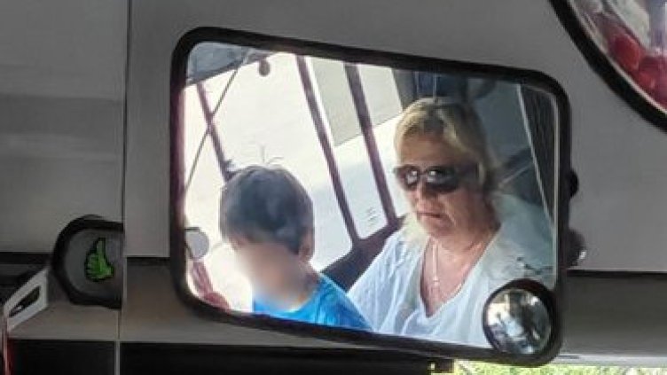 Глобиха жената, возила пътници в тролейбус с дете в скута