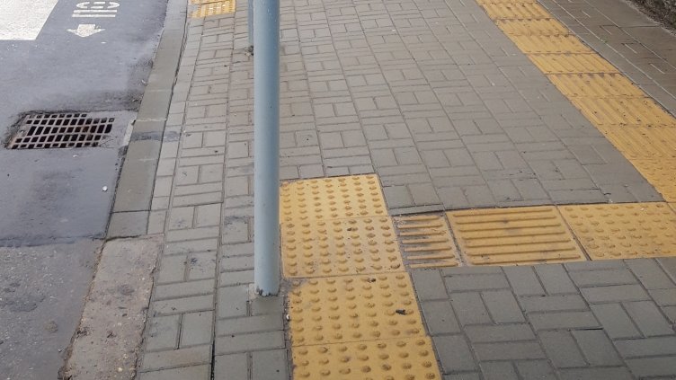 Вашите сигнали: Линия за незрящи, а свършва в... знак