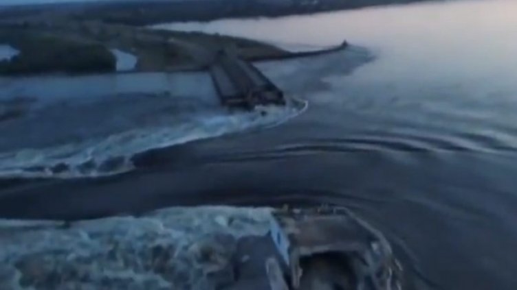 Скъсаната язовирна стена на язовир "Каховка". Снимка: архив, БГНЕС