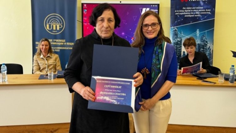 Д-р Жанет Захариева, главен съветник на УС на Vivacom (в дясно)