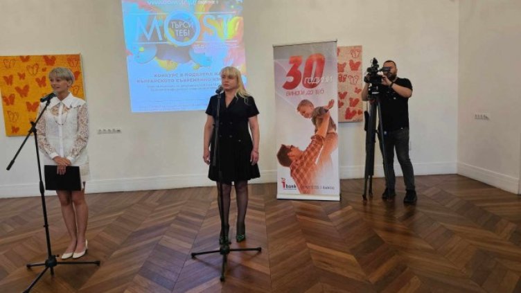 Г-жа Мая Станчева, изпълнителен директор на Инвестбанк и г-жа Деница Гергова, артистичен директор на галерия Vivacom Art Hall