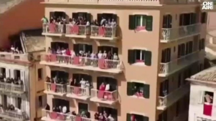 С чупене на делви и светещи фенери Гърция празнува Великден 