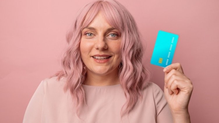 По какво се различават кредитната и дебитната карта
