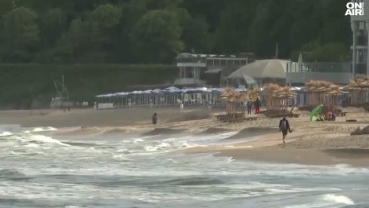 "Син флаг", но и тръби в морето: Вярват ли туристите в чистотата на плажовете ни?