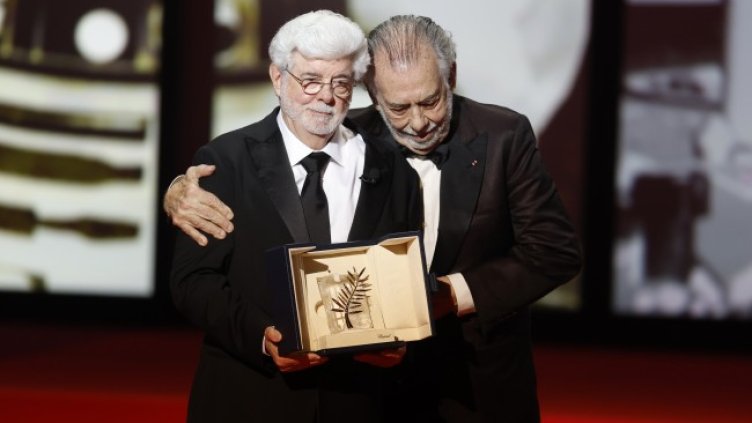 Франсис Форд Копола връчва Златна палма на Лукас. Снимка: БГНЕС/ЕРА