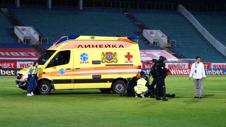 Бой в сектор А, ултрасите на ЦСКА нахлуха на терена преди края на мача с ЦСКА 1948