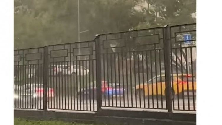 Ураган удари Москва: Откъртени билбордове, покриви, има жертви 