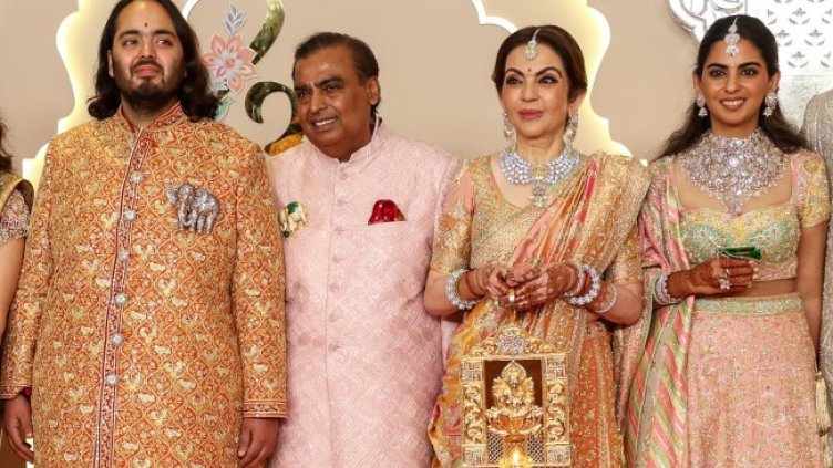 Семейство Амбани, младоженецът е първият в ляво. Снимка: БГНЕС/ЕРА