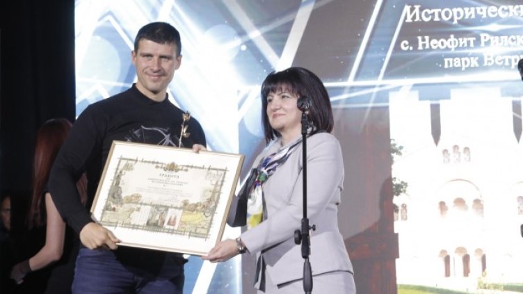 Председателят на Народното събрание Цвета Караянчева връчва отличието „Изборът на българите“ на Ивелин Михайлов на Четвъртите годишни награди на Министерството на туризма.   Снимка БГНЕС