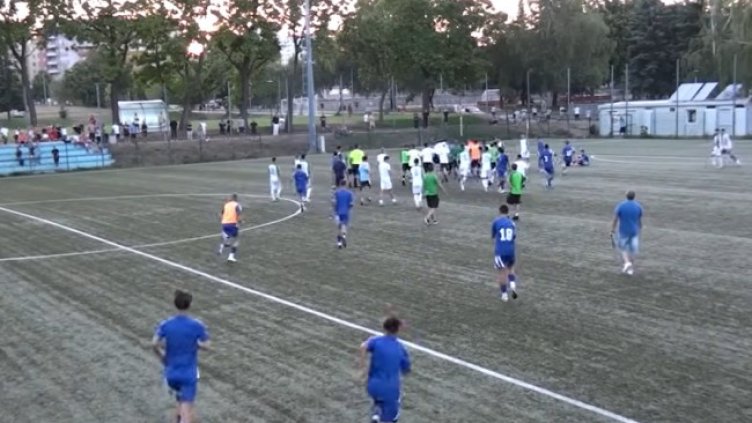 Глави, крошета, счупени носове... Мач при юношите