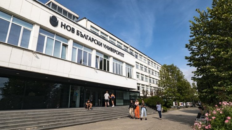 Инцидент в НБУ, мъж бе затиснат от паднала плоча