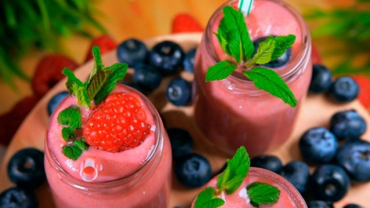 Местни български плодове и разнообразни напитки с тях