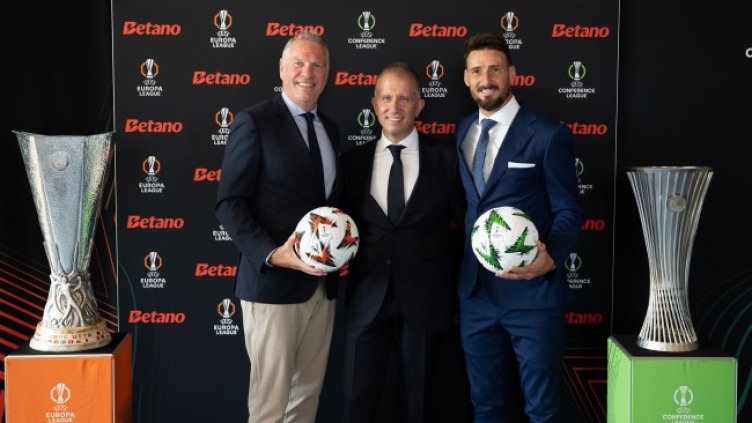 Маркетинг директорът на УЕФА, Ги-Лоран Епщайн, заместник главен изпълнителен директор на Kaizen Gaming, Арис Димаракис и посланикът на финала на Лига Европа на УЕФА за 2025 г., Ариц Адуриз