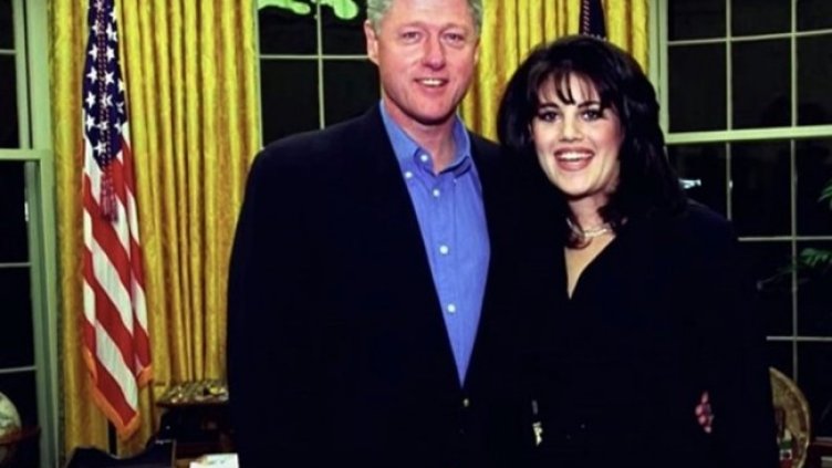 Прочутата снимка на Моника Люински с Бил Клинтън в Овалния кабинет в "Дръдж рипорт"