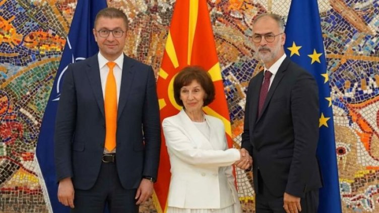 Министър-председателят на Северна Македония Християн Мицкоски, президентът Гордана Силяновска-Давкова и вицепремиерът Иван СтоилковичСнимка: БГНЕС