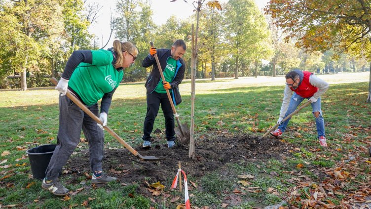 Кока-Кола ХБК отбелязва 60 години Кока-Кола в България със засаждане на 60 дървета в сърцето на София