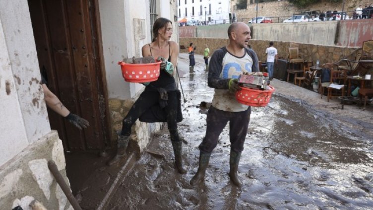 Улиците са в кал. Снимка: БГНЕС/ЕРА