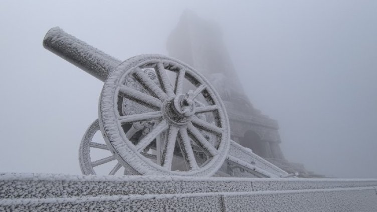 В кадър: Падна първият сняг на Шипка