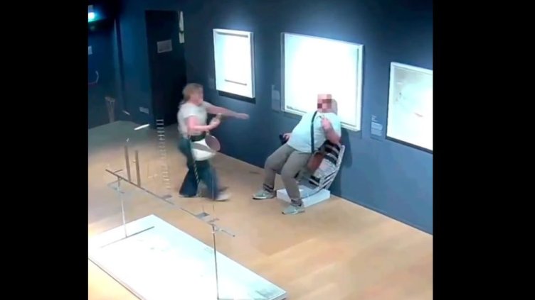 Турист седна върху произведение на изкуството, той се счупи под него ВИДЕО