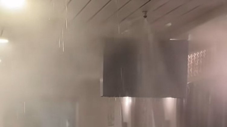 Заради запалена цигара: Хаос и мокри пътници на ферибот в Гърция ВИДЕО