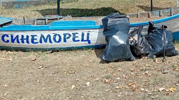 Мръсотия в Синеморец: Доброволец събра 320 литра боклук от Велека 