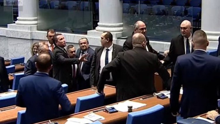 Квестори попречиха на депутати от АПС и "Възраждане" да стигнат до бой