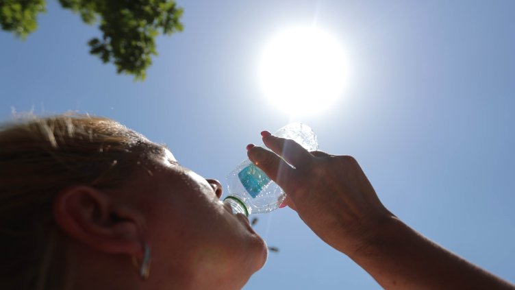 Утре е пикът на жегата, червен код в 12 области