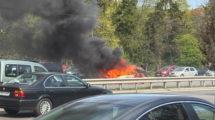Кола се запали на бул. "Цариградско шосе" ВИДЕО